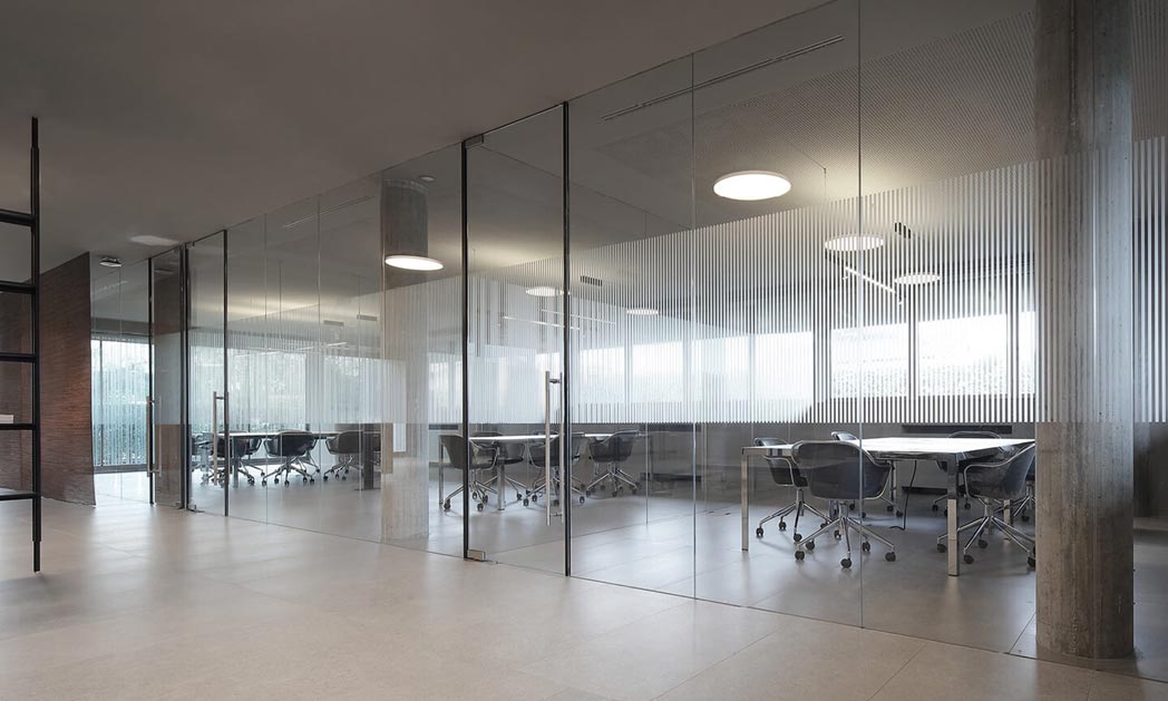 Transparante scheidingswand tussen kantoren en vergaderruimtes