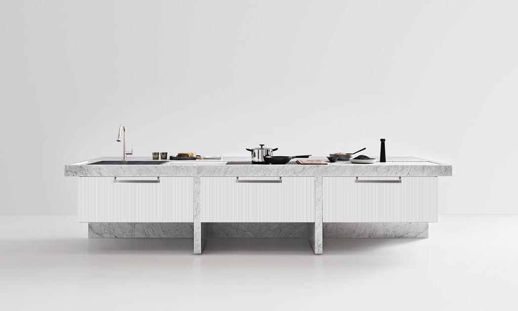 Keukeneiland met hangende onderkasten in wit Carrara-marmer
